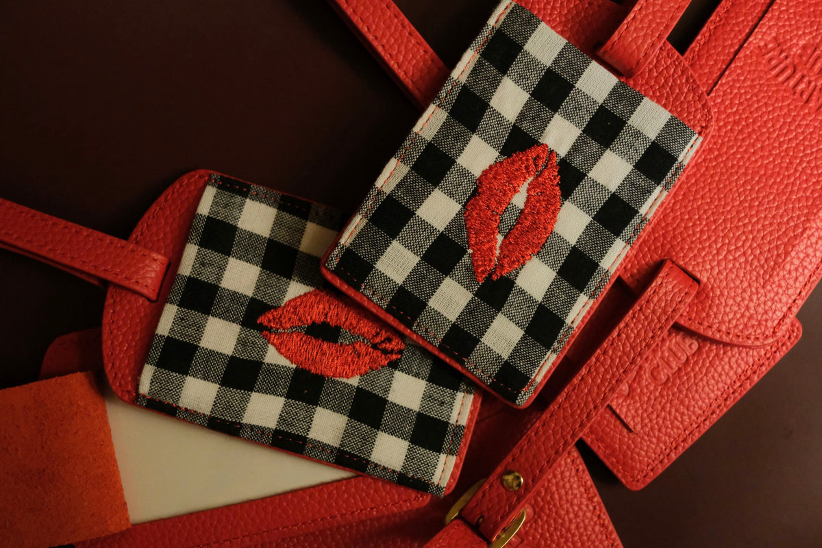 Bisous luggage tag