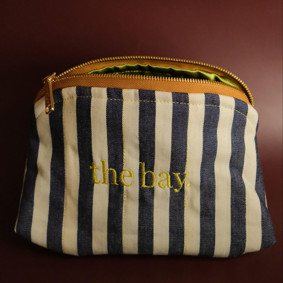 The bay stripe travel zip