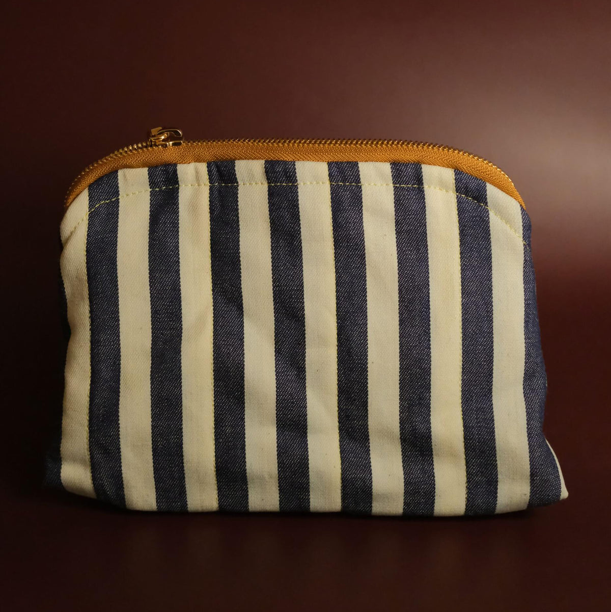 The bay stripe travel zip